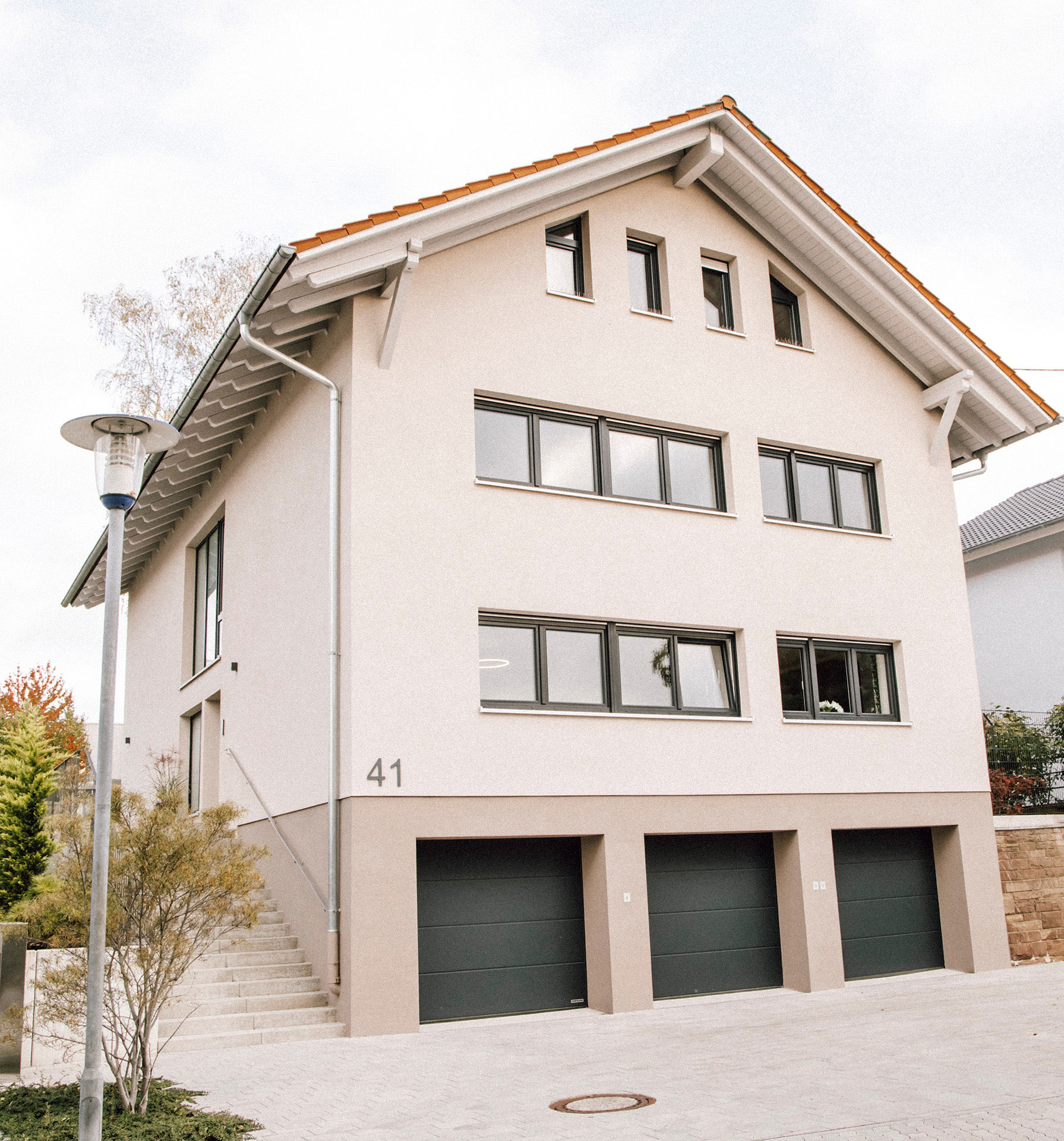 Modernes Wohnhaus, grauer Himmel, schwache Lichtgebung, verzerrte Perspektive, triste Stimmung - vorher