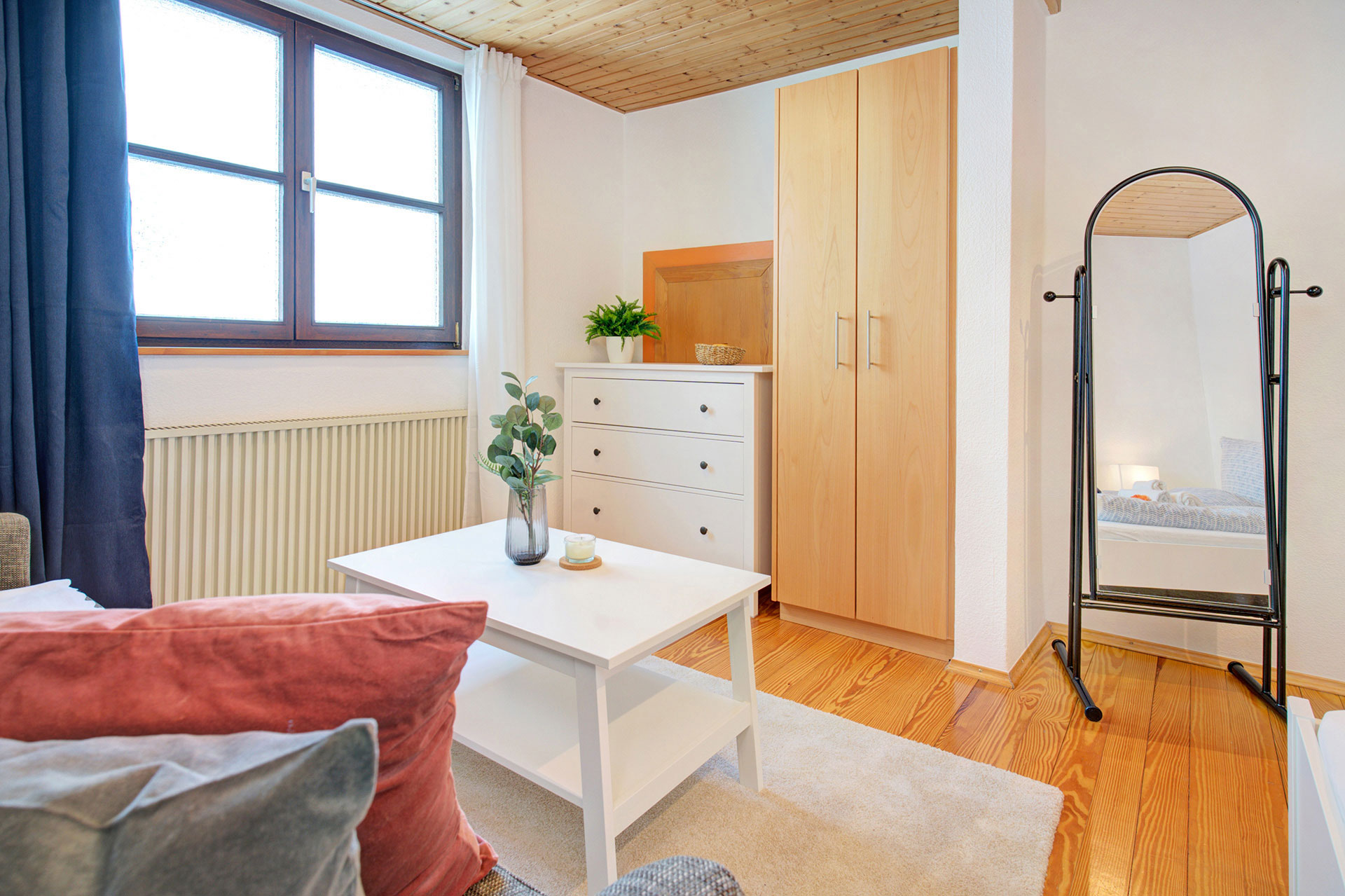 schlafzimmer mit sofa und fenster blick vonferienhaus professionell fotografiert