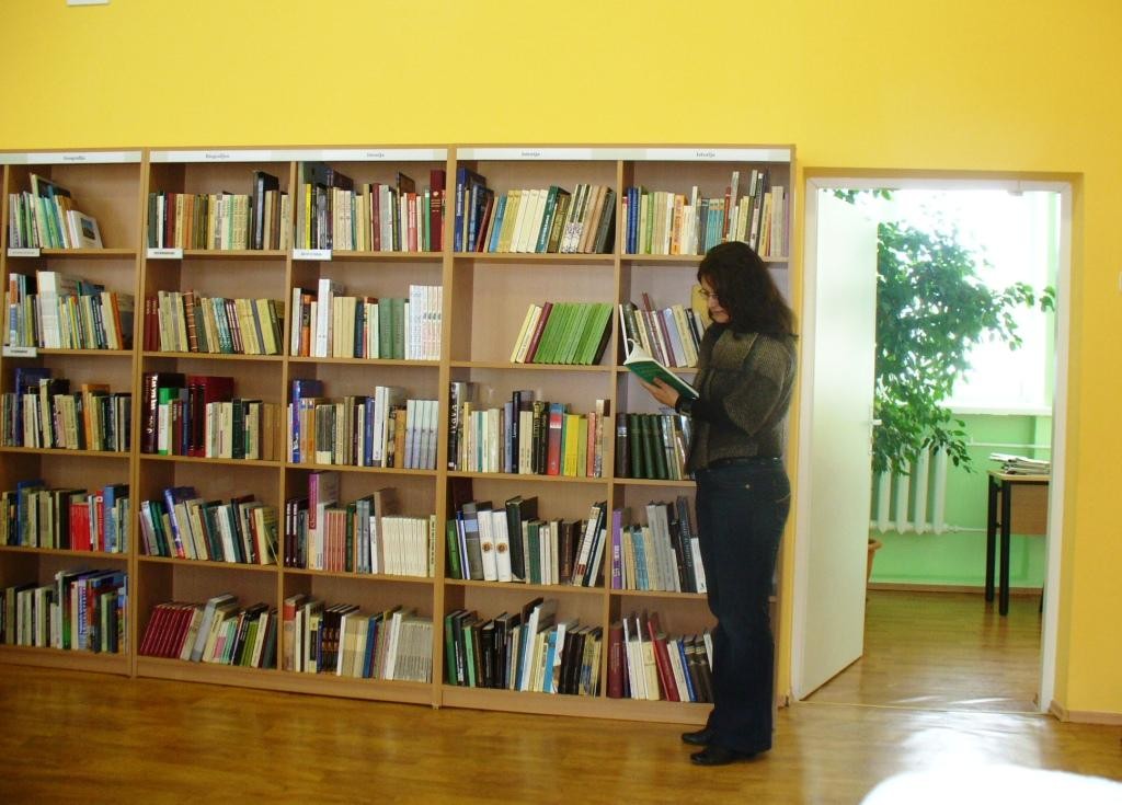 6 dešimtmečius gyvuojančios bibliotekos knygos nuo šiol skaitytojų lauks naujose, itin patogiose lentynose
