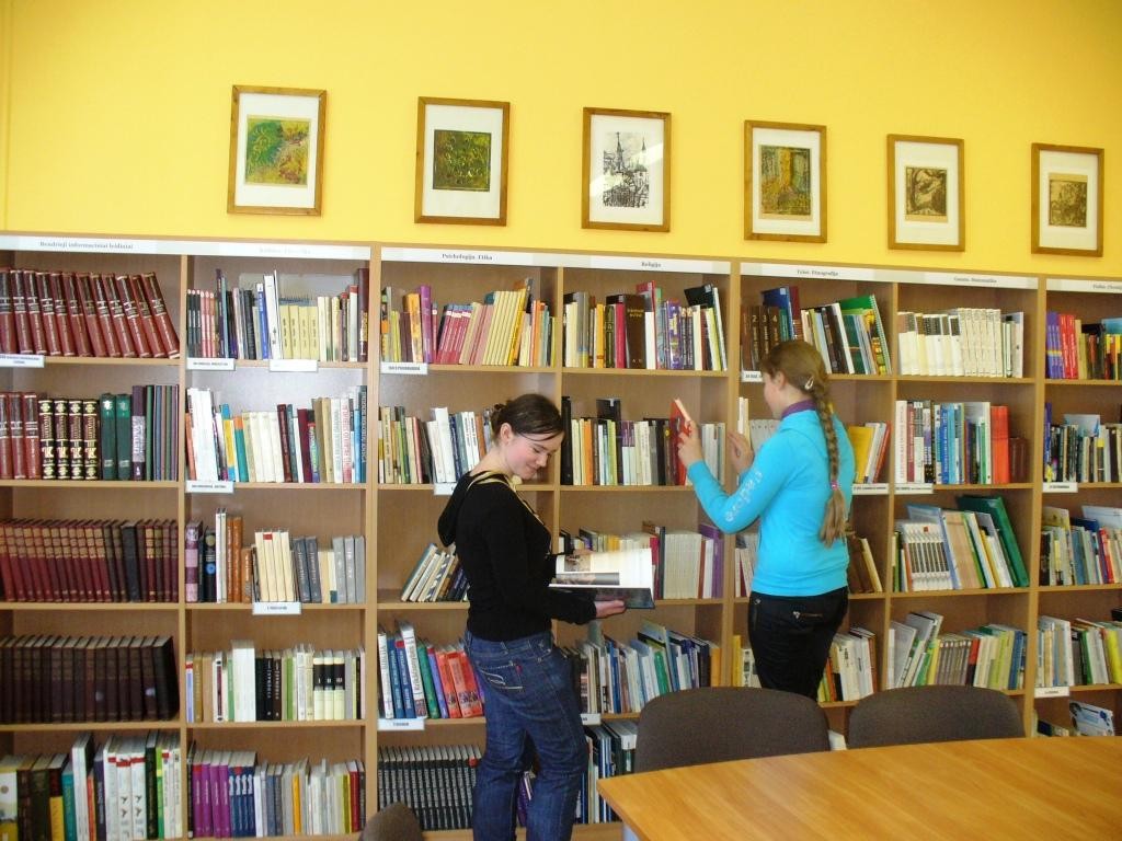 6 dešimtmečius gyvuojančios bibliotekos knygos nuo šiol skaitytojų lauks naujose, itin patogiose lentynose