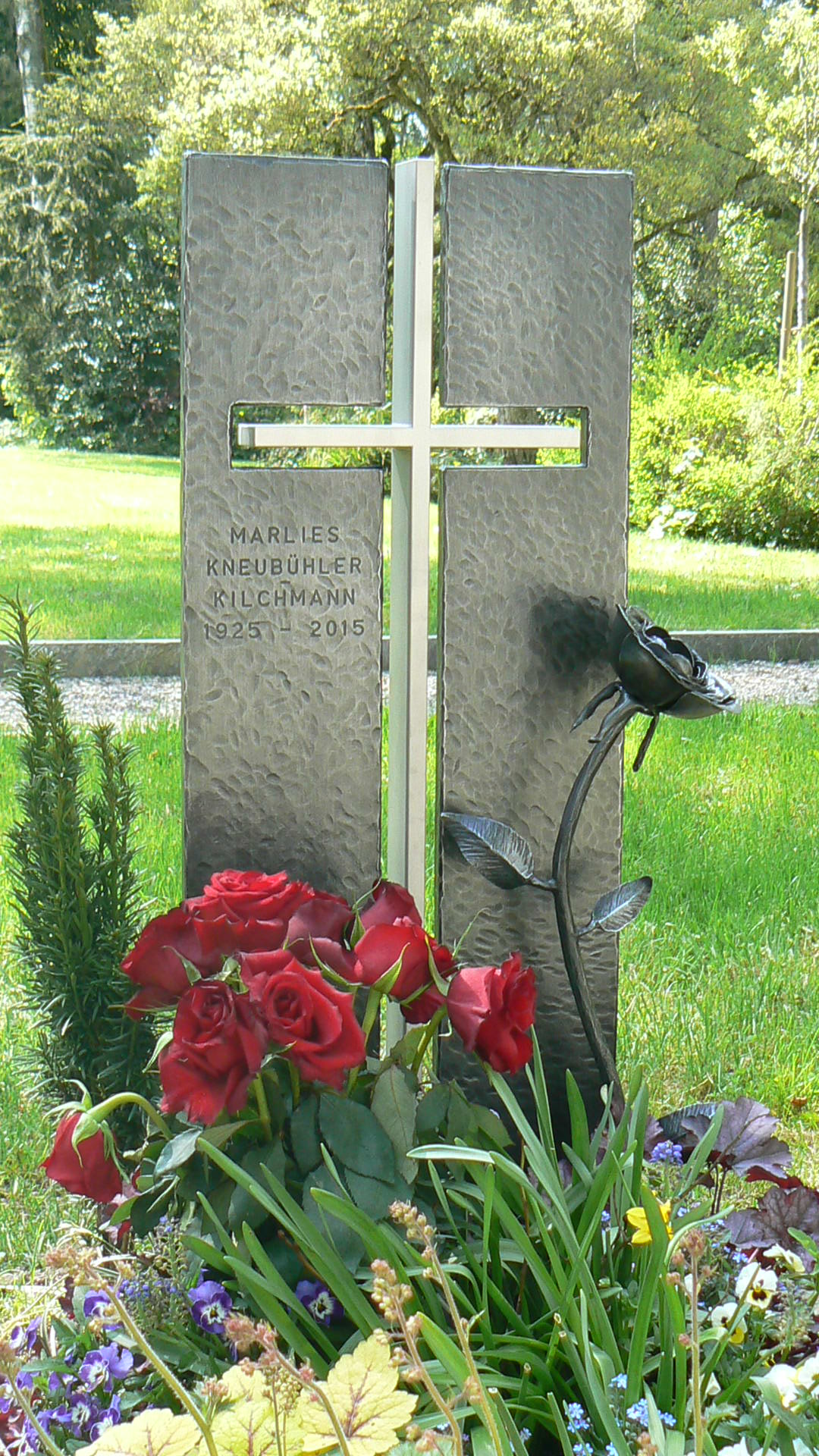 Grabmahl mit Rose und Kreuz aus Cr.Ni.Stahl glasperlgestrahlt