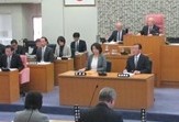 正副委員長席に着席する姉川委員長と私