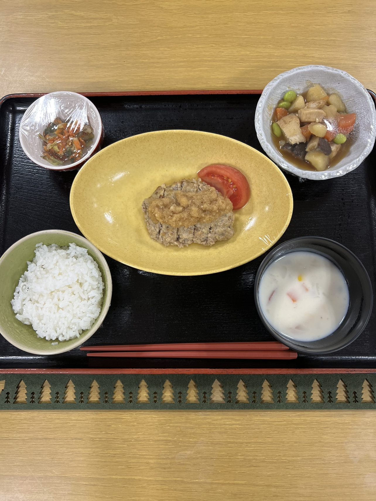 4/7　筍ハンバーグ卸ポン酢　付）サラダ菜　トマト　がめ煮　ピーナッツ和え　あさりチャウダー