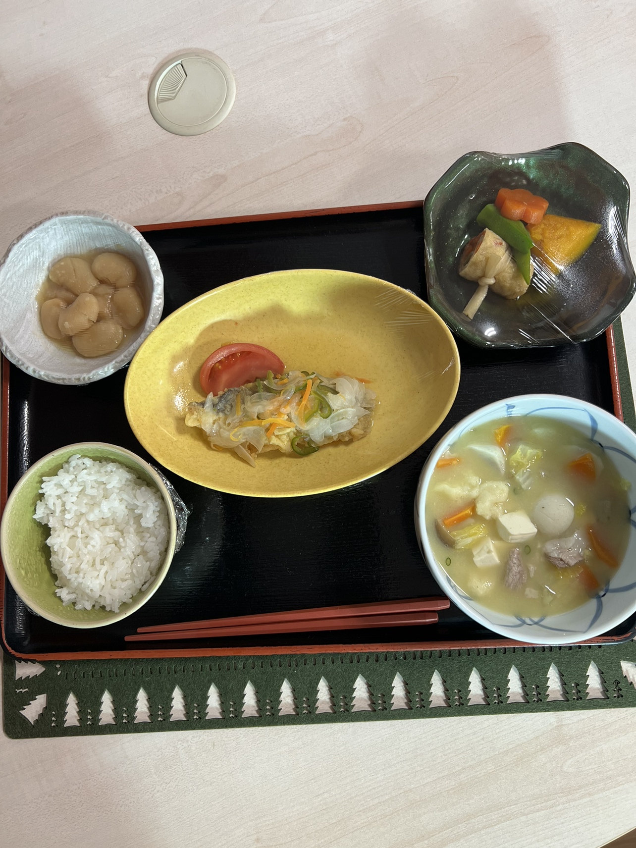 4/6   ごはん　魚のカレー南蛮　付）サニーレタス　福袋煮　十六寸豆の甘煮　だご汁（どんぶり）　
