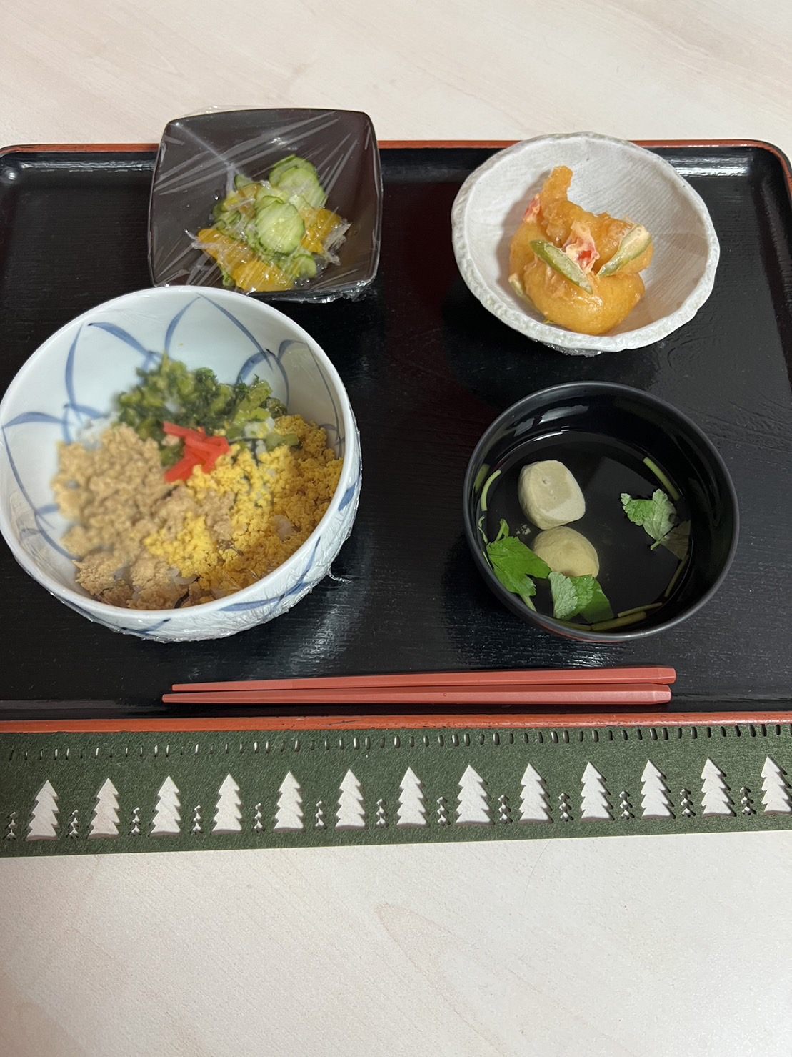 5/2　三色丼　エビマヨ　糸寒天の酢の物　つみれ汁