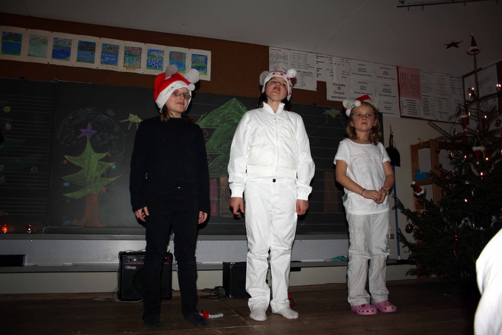Schulweihnachtsfeier 2011 mit einem schönen Programm der Schüler für ihre Eltern und Gäste mit lustigen Überraschungen