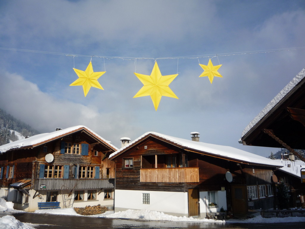 Weihnachten 2010 naht und die Schüler und Lehrer gestalteten den Platz vor der Schule mit schwebenden Sternen, die auch in der Dunkelheit wunderschön leuchten