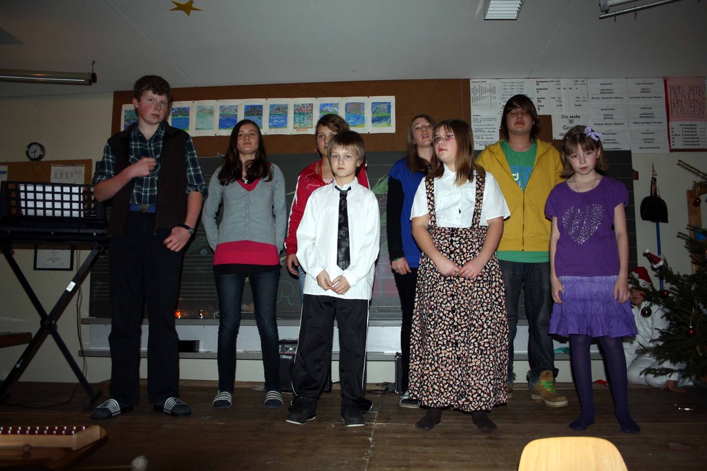 Schulweihnachtsfeier 2011 mit einem schönen Programm der Schüler für ihre Eltern und Gäste mit lustigen Überraschungen