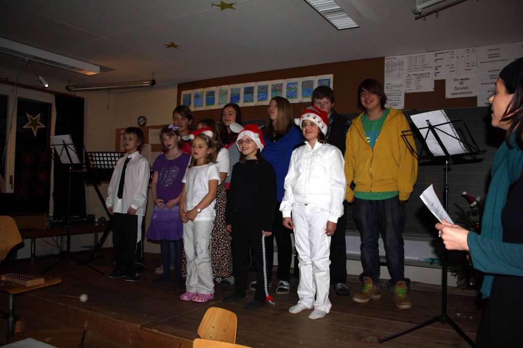 Schulweihnachtsfeier 2011 mit einem schönen Programm der Schüler für ihre Eltern und Gäste mit lustigen Überraschungen.