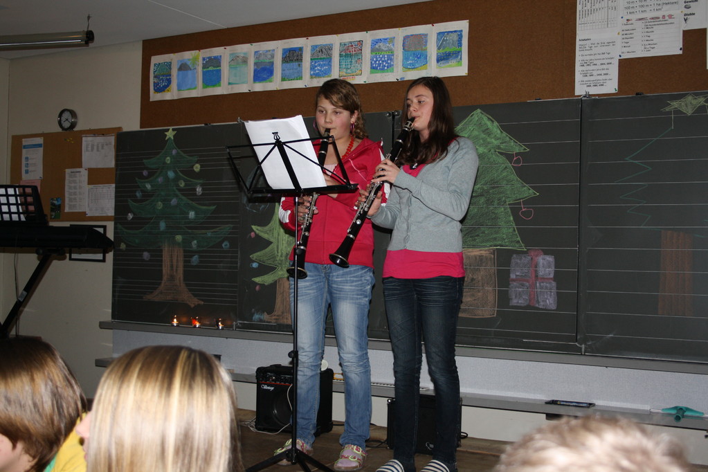Schulweihnachtsfeier 2011 mit einem schönen Programm der Schüler für ihre Eltern und Gäste mit lustigen Überraschungen.