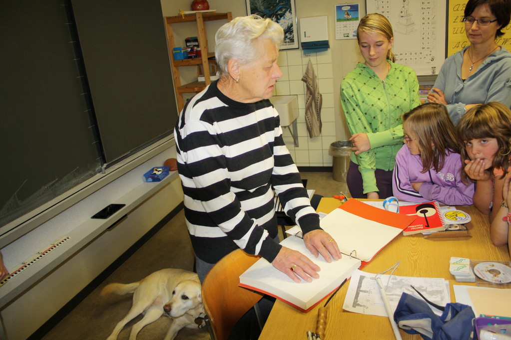 Eine grosse Bereicherung und unvergessliche Begegnung schenkte uns die blinde Maria aus Matten. Begleitet von ihrem Lebenspartner besuchte sie uns mit ihrem Bildenführerhund in der Schule im November 2010
