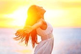détente, vitalité, se ressourcer, lâcher prise, mieux vivre, liberté, femme, soleil