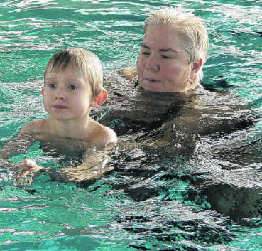 Schwimmlehrerin Beate Riesterer bringt bei der Aktion der Lions-Clubs „Seepferdchen für alle“ den Kindergartenkindern das Schwimmen bei. Bild: Bild: Heinz Wittmann