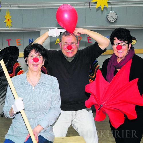 Die Macher des Clownicals, von links Birgit Mittermeier vom Freizeittreff „i-Tüpfele“, Zirkusdirektor Heinrich Greif und Heidi Popko von der Rentnerbänd, freuen sich schon auf die Aufführung des Clownicals am 25. April. Bild: sprich