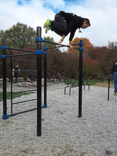 Die Jungs zeigten im Workoutpark einige Kunststücke. Foto: Graner