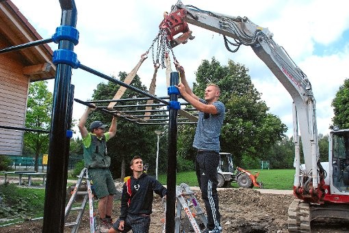 Ehrensache, dass Stanislav Hahn und Jan Kartapolow (von rechts) beim Aufbau des Street Workout Parks gemeinsam mit dem Team des Unternehmens Wildi mit anpacken. Foto: Spitz