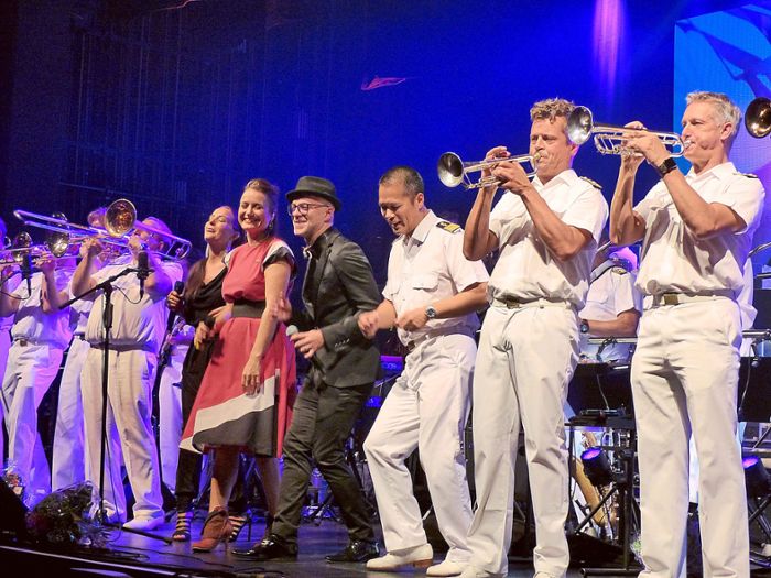 In vorderster Front (von rechts) die Trompeter Andreas Sicking, Thomas Inderka, Dirigent Timor Oliver Chadik und die Sänger Marco Matias, Jemma Endersby und Susan Albers. Foto: Kouba Schwarzwälder Bote