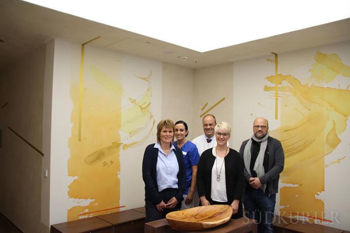 Die Aufnahme zeigt die drei Initiatorinnen Eva-Maria Säger, Francisca Kurz und Jasmin Erichsen (von links) sowie Matthias Henschen, den Chefarzt der Kinderklinik (hinten) und Künstler Tobias Kammerer aus Rottweil (rechts). Bild: Eberhard Stadler