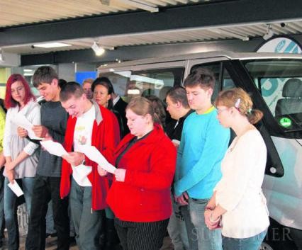 Einige der Schüler der Berufsvorbereitenden Einrichtung bedanken sich mit eigens vorbereiteten Reden bei den Mitgliedern der Lions für den geschenkten Kleinbus. Bild: Fein