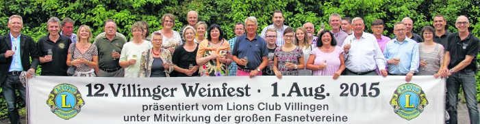 Die Mitglieder der Lionsclubs und der helfenden Vereine stoßen schon mal an und freuen sich jetzt auf viel Arbeit und ein hoffentlich gutes Ergebnis beim 12. Villinger Weinfest. Bild: Rüdiger Fein