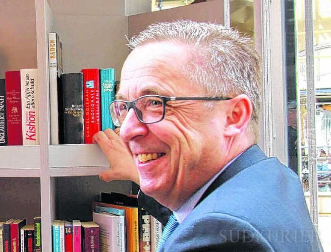 Robert Göhring vom Lions Club Villingen freut sich, dass der Bücherpavillon in der Oberen Straße von allen Altersklassen so gut angenommen wird. Bild: Fein