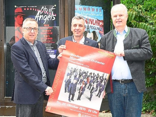 Robert Göhring (von links), Dieter Petrolli und Andreas Dobmeier stellen das Programm des Konzert des Bundespolizeiorchesters München vor. Foto: Albert