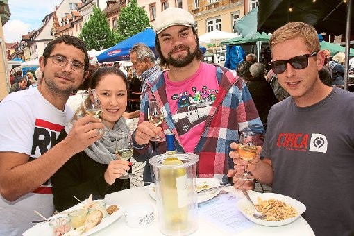 Adrian Weirauch, Karina Veen, Christian Oberthür und Tobias Simon (von links) aus Villingen sind jedes Jahr gerne beim Weinfest der Lions dabei. Foto: Heinig