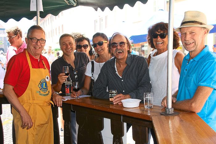 Immer dicht umringt war beim 14. Weinfest in der Villinger Innenstadt der Weinbrunnen. Foto: Schwarzwälder-Bote