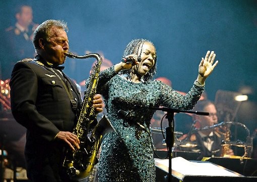 Die sambische Künstlerin Bwalya sang sich beim Konzert der Big Band der Bundeswehr in die Herzen der Besucher im Villinger Theater am Ring. Fotos: Kienzler Schwarzwälder-Bote