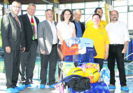 Vorfreude auf eine tolle Aktion: Vertreter der beiden Lions-Clubs aus der Stadt, der Stadtverwaltung und der Bäder GmbH mit ihren Ausbildern stellten das große Projekt „Seepferdchen für alle“ samt einem Teil der gespendeten Utensilien vor. Bild: Gegg