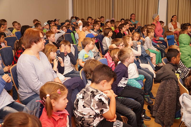 Rund 120 Kinder aus vier verschiedenen Kitas und Schulen, die von zehn Pädagogen betreut werden, sind am Dienstag im Fidelisheim mit dabei. Bilder: Rüdiger Fein