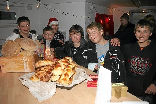 Die Schüler aus dem Nikolaus-Gross-Haus in der Villinger Zwergsteigstraße haben in ihrem eigenen Backhaus Brot und Hefezopf gebacken. Das Backhaus ist dank des Engagements der Lions-Clubs in Betrieb. Foto: Heinig