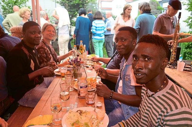 Das “german barbecue„ schmeckt den Gästen aus Gambia. Sie fühlen sich unter den Helfern sichtlich wohl. (Foto: Kratt)