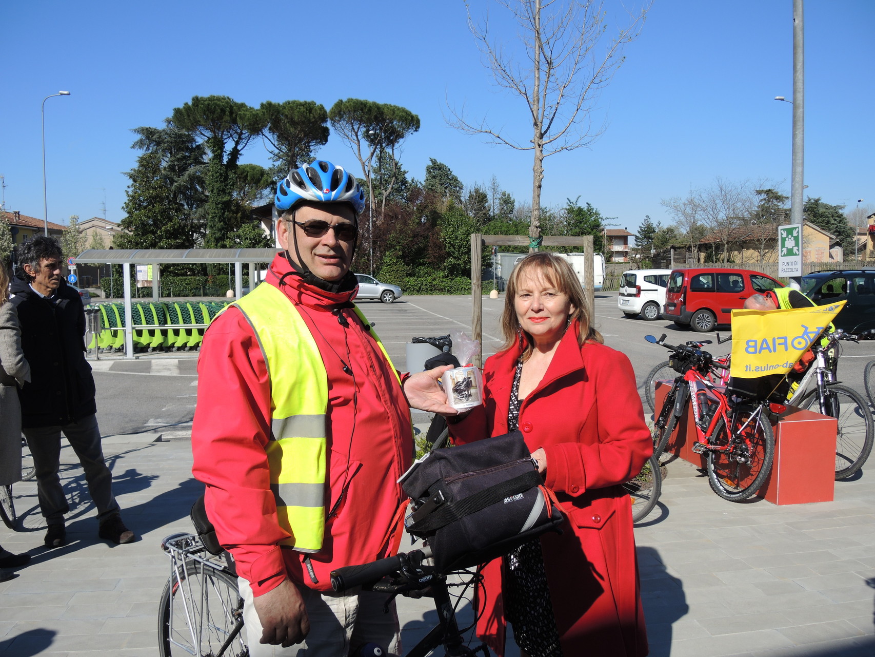 Consegna al Presidente di FIAB Ravenna di una tazza ricordo, con l'effigie della Pedalina,  da parte dell'ANPI di Conselice