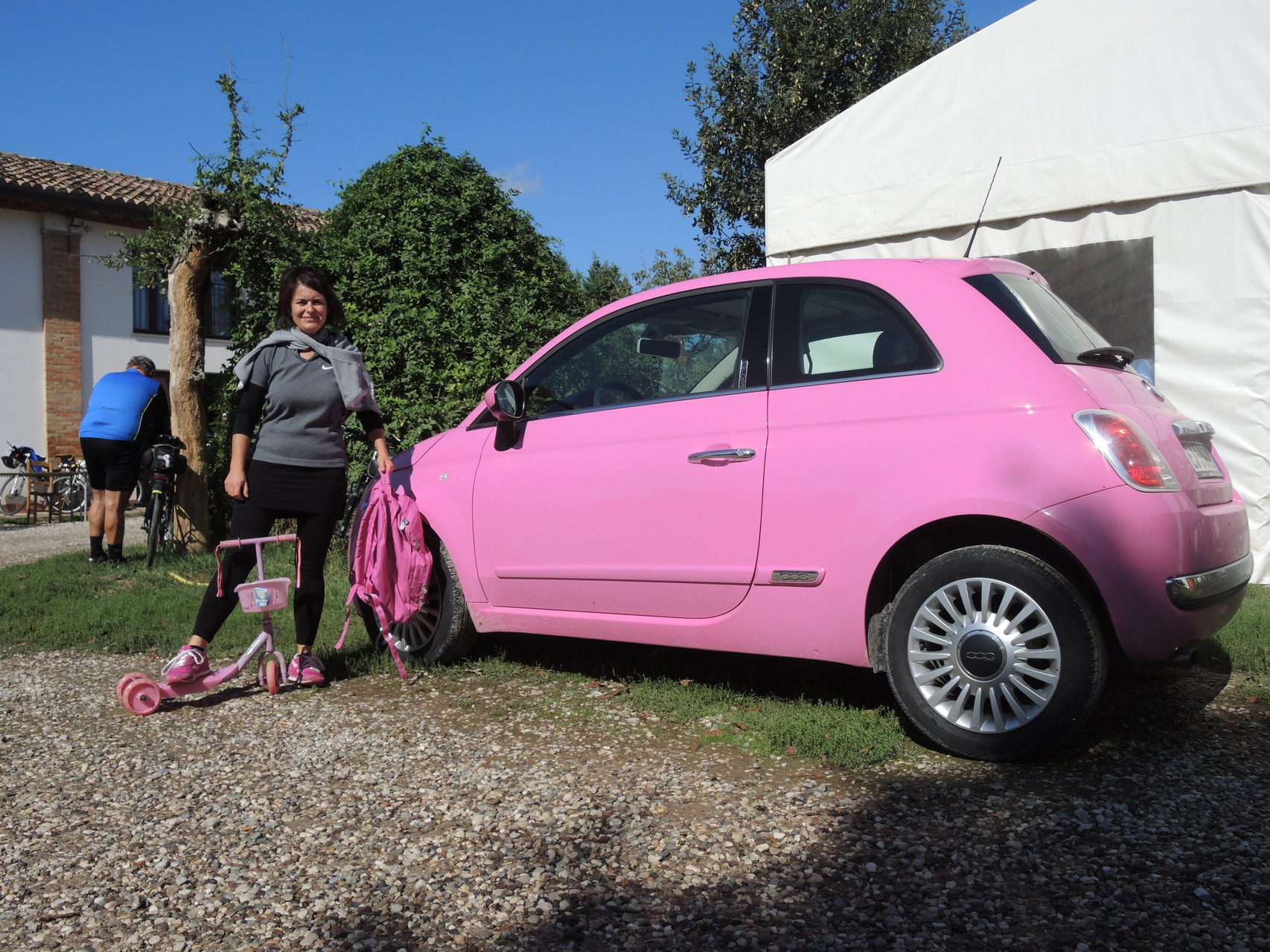 la Socia Mariani col coordinato tutto in rosa