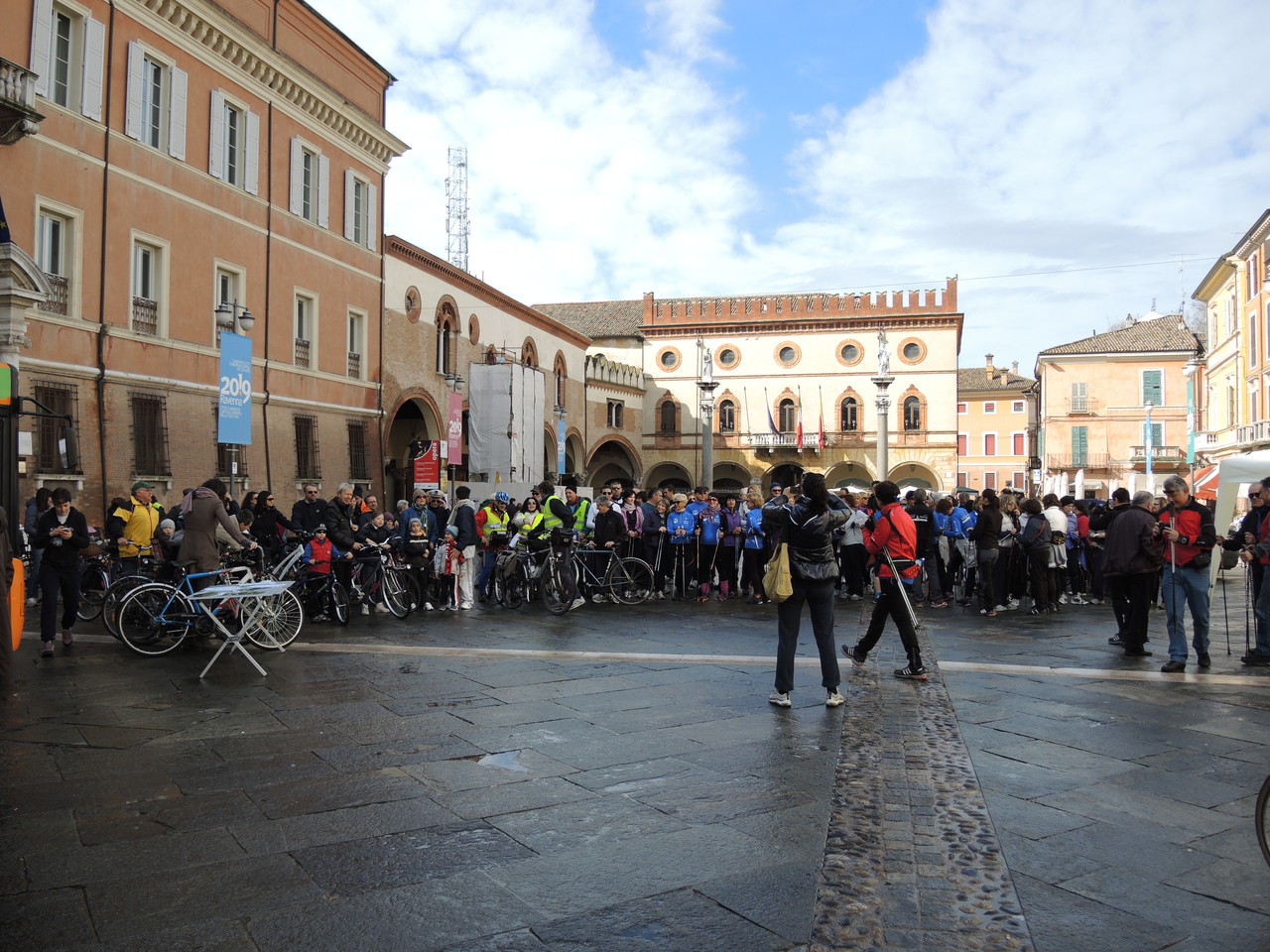 foto di gruppo ciclisti e nordic walking