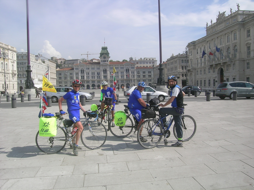 Il gruppo in P.zza Unità d'Italia a Trieste con Federico la nostra guida locale