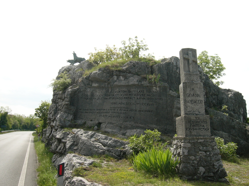 Monumrnto ai Caduti sulla statale per Trieste