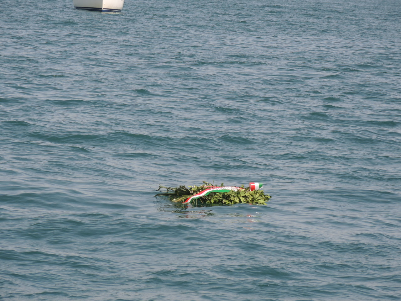 la corona in onore dei caduti in mare