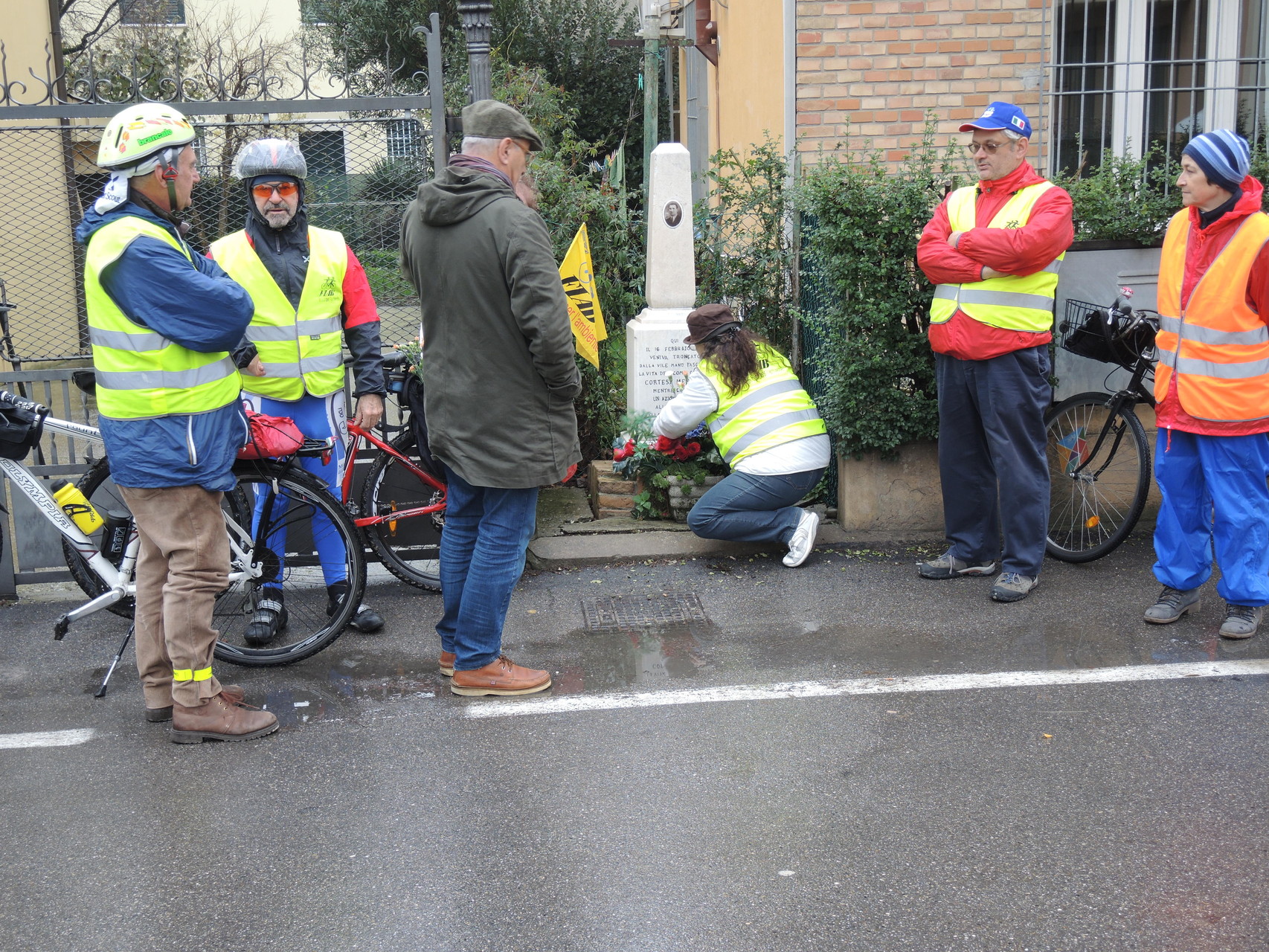 Cippo di Menotti Cortesi in Via San Mama