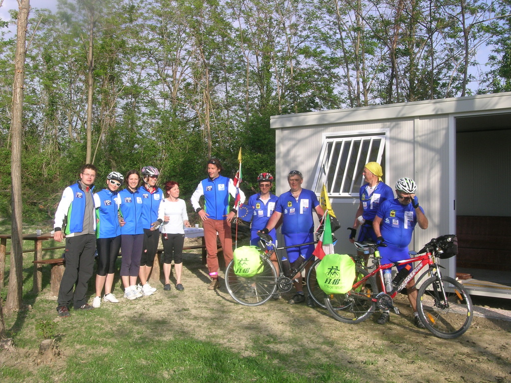 Il Gruppo presso il costruendo ristoro sulla ciclabile Parenzana