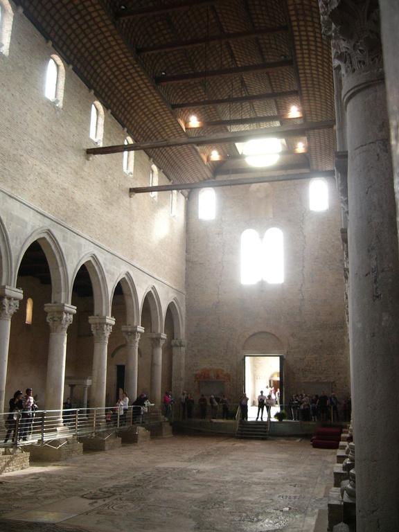 La navata vista dall'Altare della Basilica di Aquileia