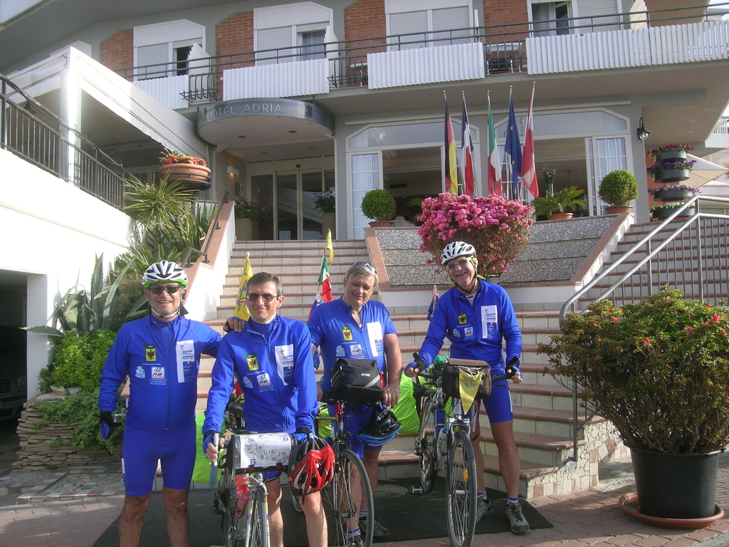 Foto di gruppo davanti all'Hotel Adria a Caorle