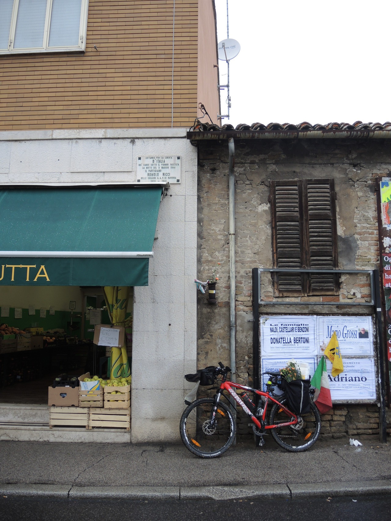 Lapide a ricordo del partigiano Romolo Ricci nella piazzetta del Borgo San Rocco