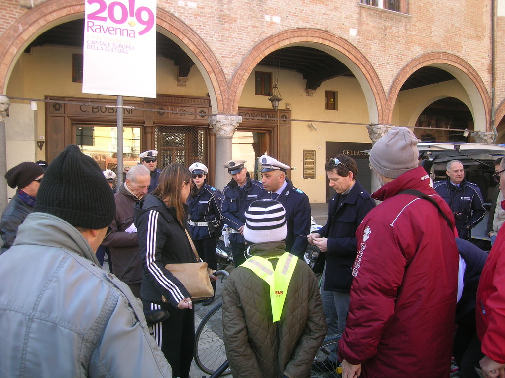 la polizia municipale spiega come si registrano le biciclette