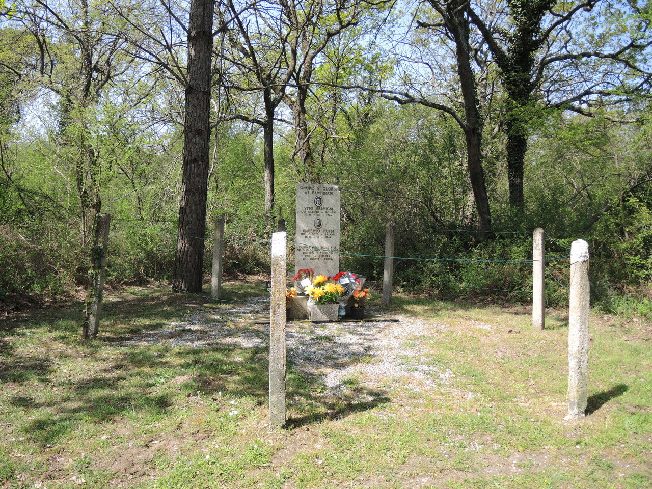 cippo alla memoria di due giovani partigiani del Distaccamento Garavini, caduti durante le operazioni militari che precedettero la Liberazione di Ravenna del 4 dicembre 1944 Vito Salvigni (3 ottobre 1922 - 15 novembre 1944), Umberto Fussi (11 giugno 1920 