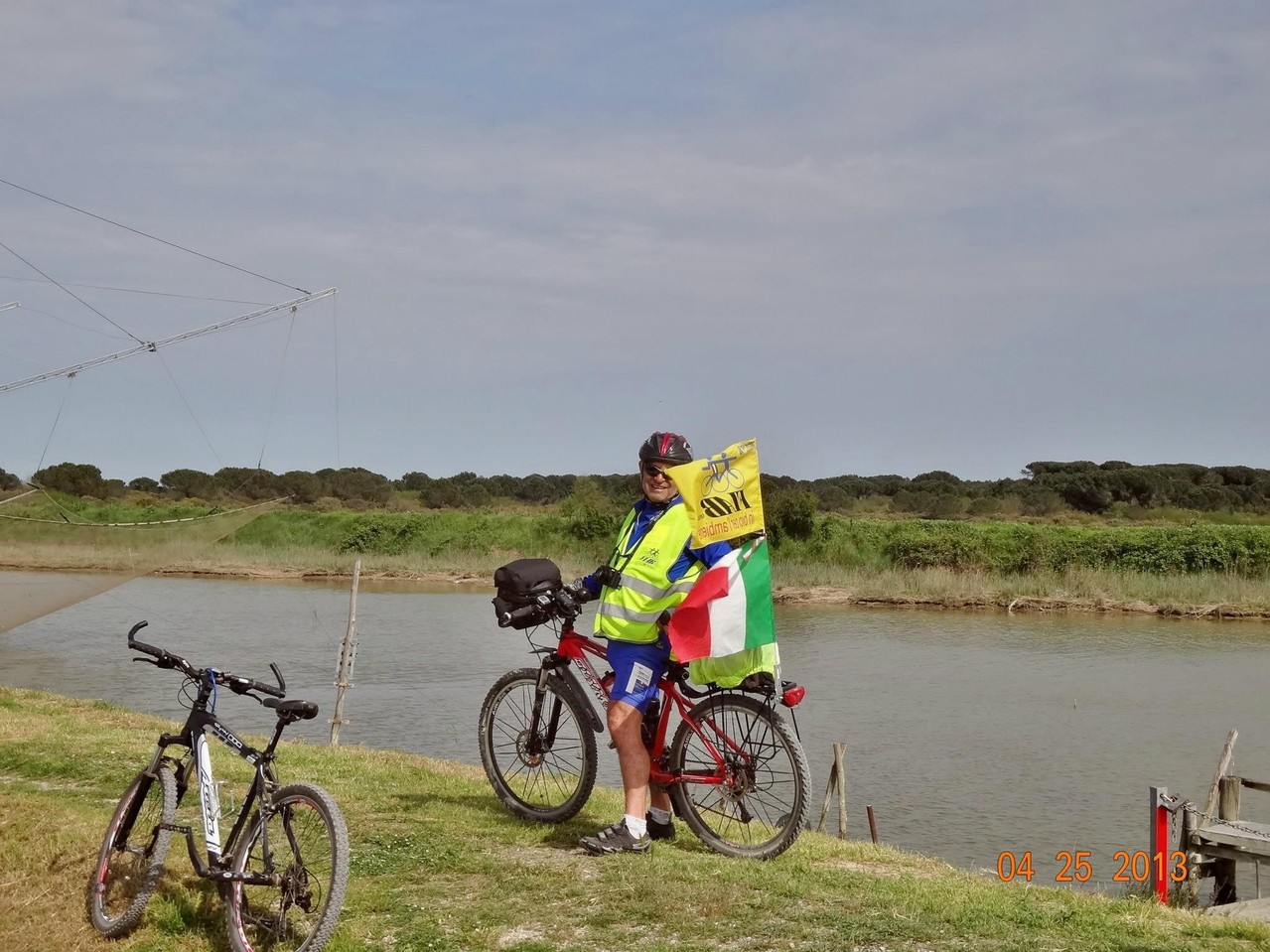 bandiere al vento sull'argine del fiume Bevano alla "Bassona"