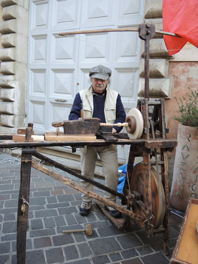 Tornitore artigianale all'opera in Via Mazzini