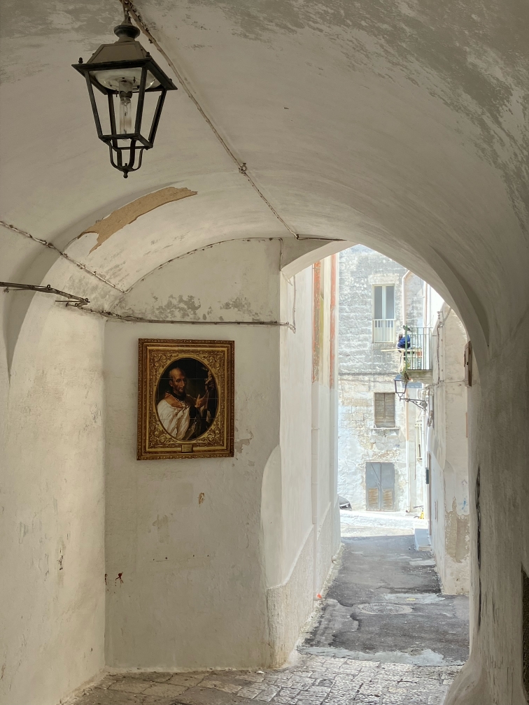Portici con lampione e immagine di San Francesco De Geronimo - Grottaglie 