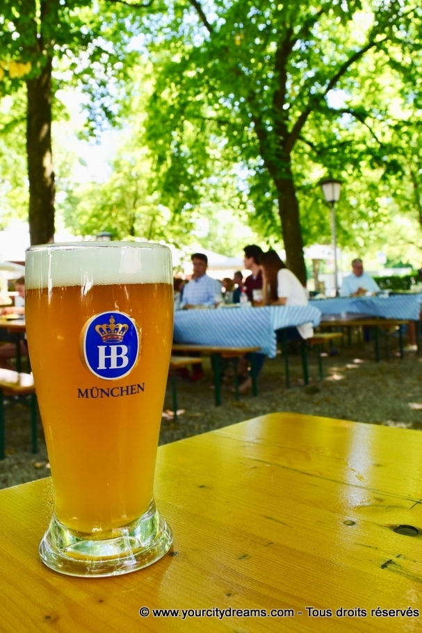 Une bière blanche dans le Biergarten du château de Schleissheim